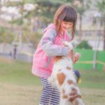 Enseñar a tu hijo a llevar al perro con correa: algunos consejos